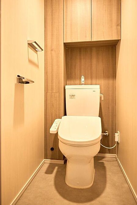 木目調のアクセントクロスが温もりを添える、すっきりと洗練されたデザインの空間です。機能性と落ち着きが調和し、日々の暮らしの中で心地よい時間を過ごすことができます