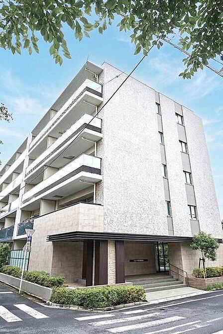 洗練されたタイル貼りの外観が街並みに調和し、住まう方の毎日に確かな誇りと心地よい安心感をもたらす佇まいです