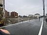 外観：前面道路含む現地写真 