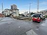 外観：前面道路含む現地写真 