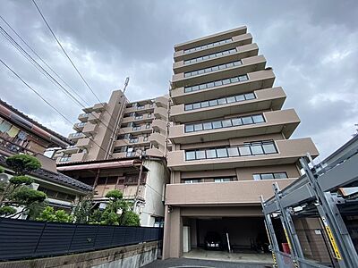 外観：落ち着いた色合いの佇まいが周囲の街並みに溶け込む心地よい空間