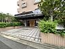 エントランス：緑豊かな植栽と整えられたアプローチが訪れる人を穏やかに迎え入れる落ち着いた佇まい。
