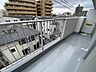 バルコニー：開放的な空間が広がり心地よい風を感じられる穏やかな眺望のバルコニー