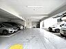 駐車場：整然とした空間が広がり、日々の暮らしをスムーズに支える落ち着いた佇まいです。