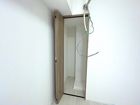 隙間をうまく使ったスリムな収納スペース。