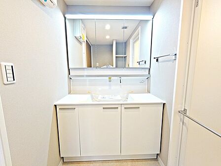 洗面化粧台は清潔感の漂うホワイトをベースカラーに、シンプルなデザインで。
