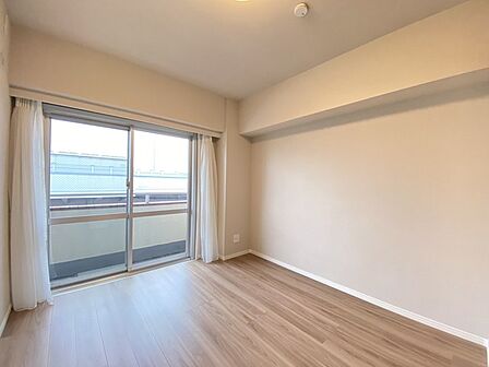 大事な日当たりは、大きな窓から。誰のお部屋にしましょう。