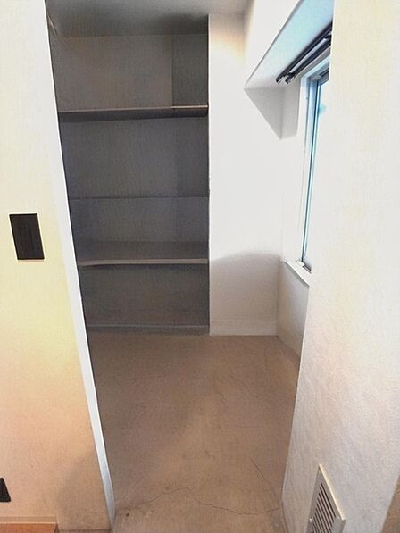 玄関横の土間収納スペース。 ※AIで家具を消しています