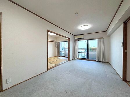 隣室とのつながりを感じられる開放感と落ち着いた趣を兼ね備えた空間です