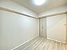 子供部屋：無駄な装飾を削ぎ落としたシンプルな空間は、多様なコーディネートを受け止める豊かな余白を纏っています。