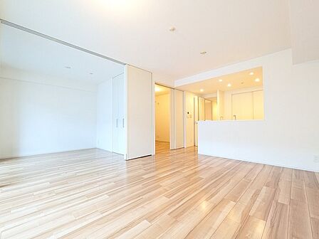 木目の美しいフローリングが温もりを添え、落ち着いた時間を過ごせる佇まいです