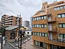 その他：街並みと調和しながら存在感を放つ、穏やかな佇まいが印象的な外観です。