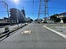 外観：前面道路含む現地写真 