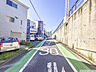 外観：前面道路含む現地写真(古屋あり) 