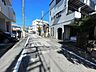外観：前面道路含む現地写真 