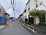 外観：前面道路含む現地外観