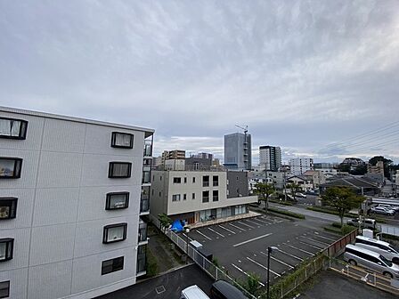 空の広がりを感じられる開放的な眺望が、心地よい日常の時間を演出します。