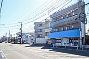 ＜外観写真＞耐震性・耐久性のある鉄骨造の3階建て。1階は店舗や事務所に、2～3階はワンルームが5部屋、全室フローリング仕様です。