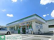 ファミリーマート 徒歩4分。コンビニ 260m