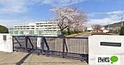 小学校「足利市立山前小学校まで618m」