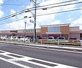 フレンドマート 伊勢田店まで700m 広々駐車場完備のスーパーです。