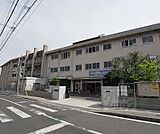 勝山中学校まで850m