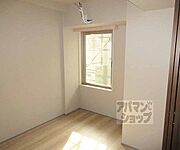 小窓がたくさんあるので明るいです・