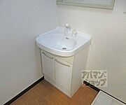収納も充実した洗面台です