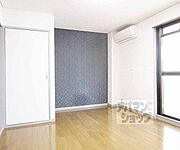 光が差し込むお部屋です