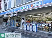 ローソン新宿坂町店 徒歩5分。コンビニ 390m