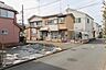 外観：販売現地写真／大通りから1本入った閑静なエリアの角地で、整形地のため建築プランも広がります。建築条件もありませんので、お好きなハウスメーカーで理想の住まいを実現できます。