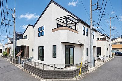 外観:外観写真/開放感のある南東角地。カースペース付き。 外観:外観写真/開放感のある南東角地。カースペース付き。