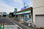 ファミリーマート白岡駅東口店 徒歩8分。コンビニ 600m