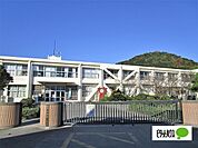小学校「鳴門市立桑島小学校まで685m」