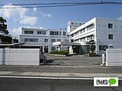 病院「芳川病院まで1112m」