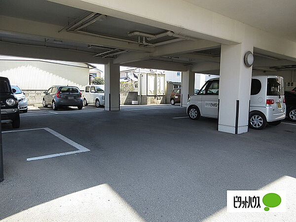 画像18:屋根付き駐車場