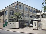 勧修中学校まで1000メートル