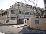 勧修中学校まで560メートル