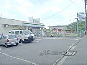 ファミリーマート　立命館大学前店まで910メートル