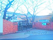 柊野小学校まで740メートル