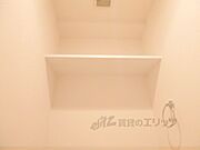 トイレ上：収納棚