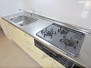 3口システムキッチン。