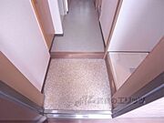 玄関横に洗濯機置き場があります