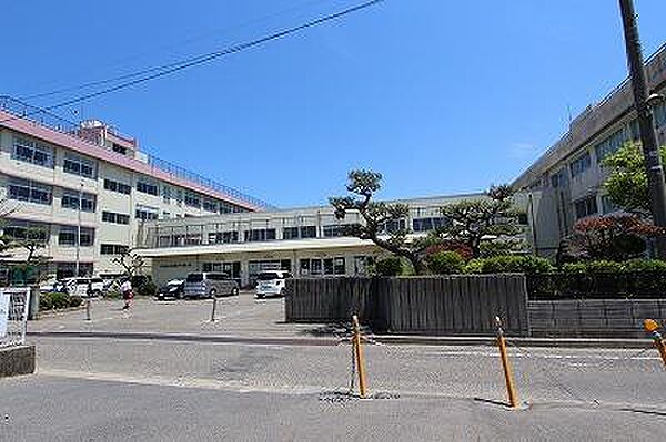 画像22:新潟市立坂井輪中学校(727m)