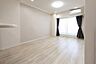 リビング/ダイニング：LDK10.9帖/陽光の注ぐ南向き採光のリビング♪※居住中のため、内観写真に一部CG加工を施しています。