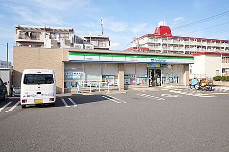 ファミリーマート和光諏訪店 徒歩1分。 70m