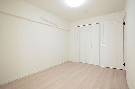 【 居室 】6.0帖の洋室です。クローゼット収納も備わり、使いやすいお部屋です。
