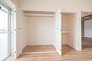 【　クローゼット　】奥行のある収納力の高いクローゼット付です。荷物が多い方にもおすすめです。