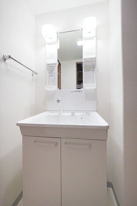【 洗面所 】忙しい朝にうれしい独立洗面台付きです。
