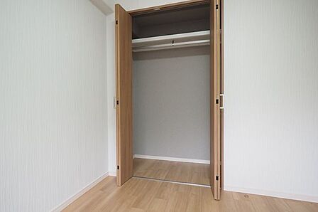 【 収納 】4.9帖洋室の収納です。